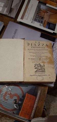 La piazza universale di tutte le professioni del mondo - immagine 2